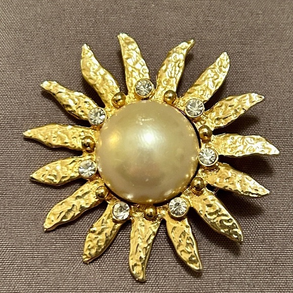 Vintage Sunburst Brooch Faux Pearl Center Pin Goldtone Textured Rays Crystals - Picture 2 of 10
